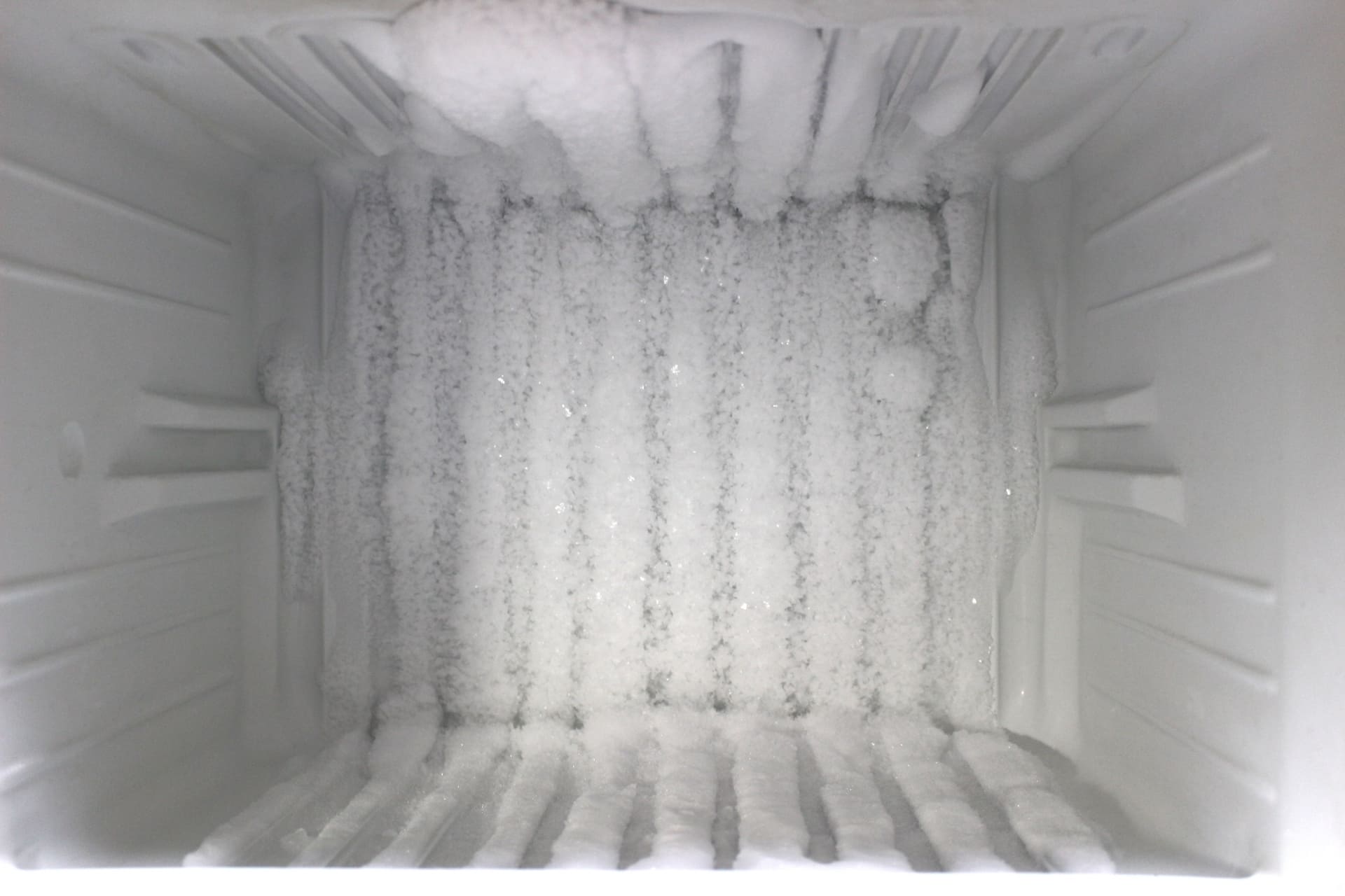 蒸気圧縮式冷凍機の原理は？効率と性能を解説